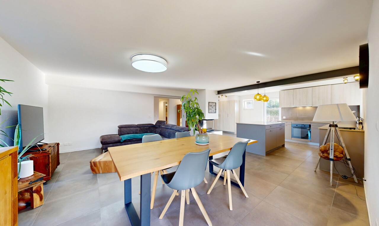 wohn- / esszimmer mit gipskartonwand, drywall, inside property, fernseher, und natürliches licht