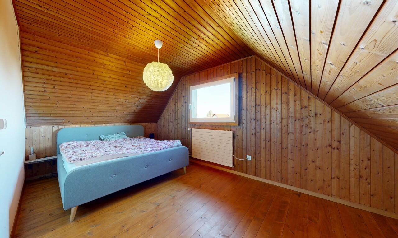 zimmer / schlafzimmer mit holzfußboden, wood finish floor, holzwand, wood wall, und zusätzliches zimmer