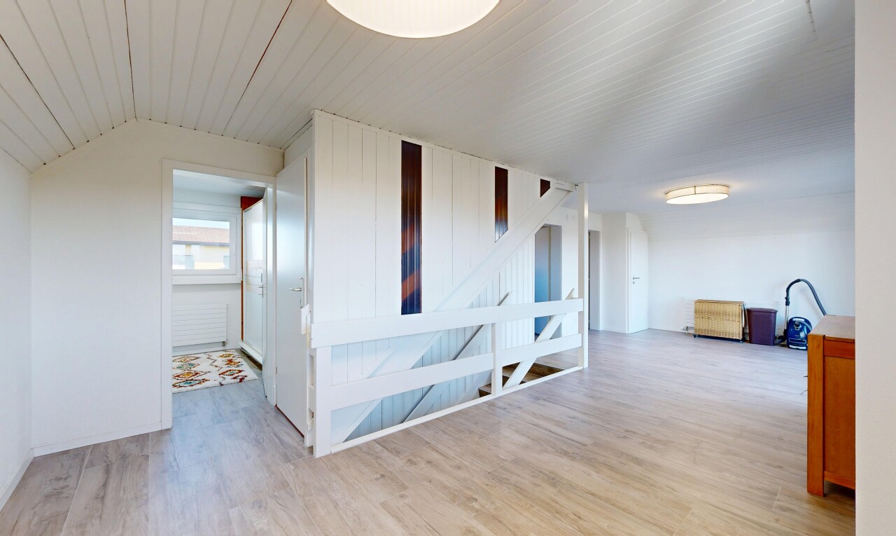 leerer raum mit holzfußboden, wood finish floor, inside property, natürliches licht, und natural light
