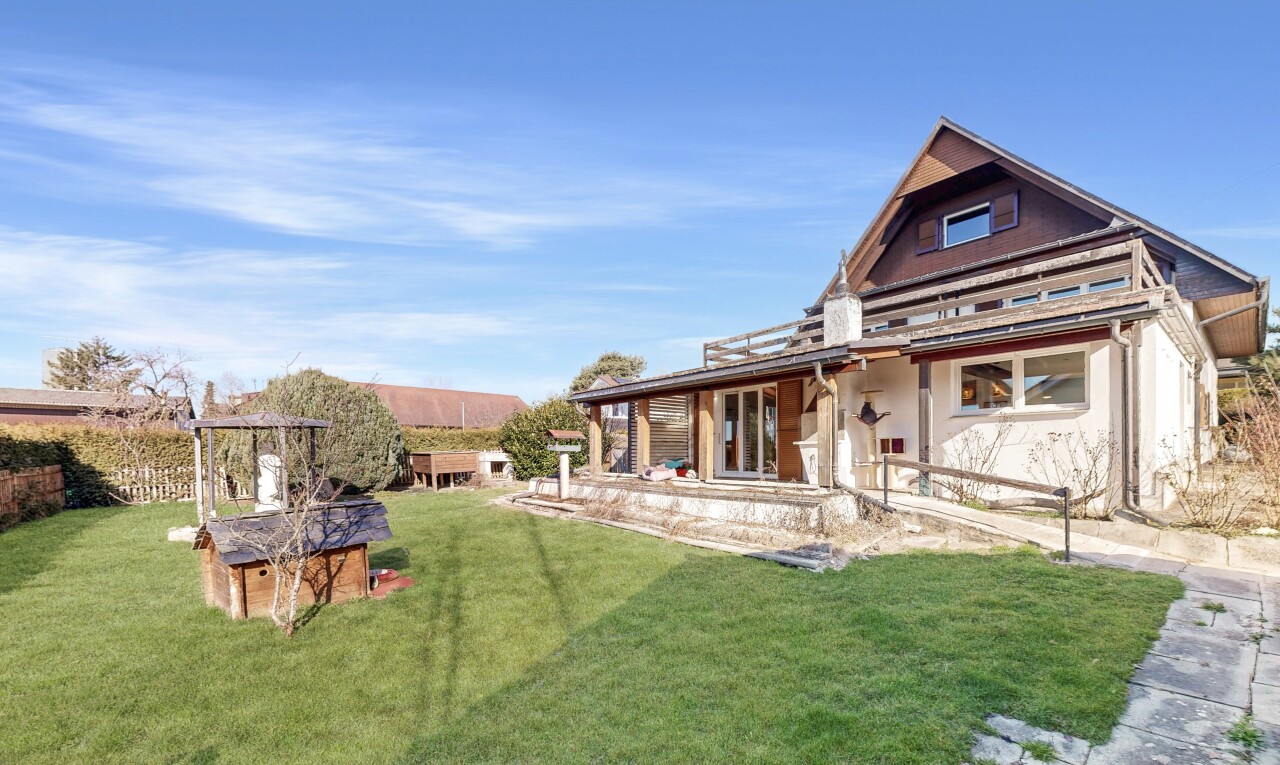außenansicht mit from property, rasen, terrasse, und day time