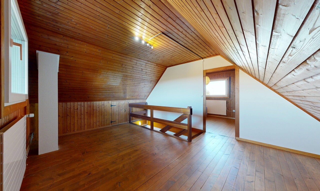 leerer raum mit holzfußboden, wood finish floor, kühler, dachschräge, und vaulted ceiling