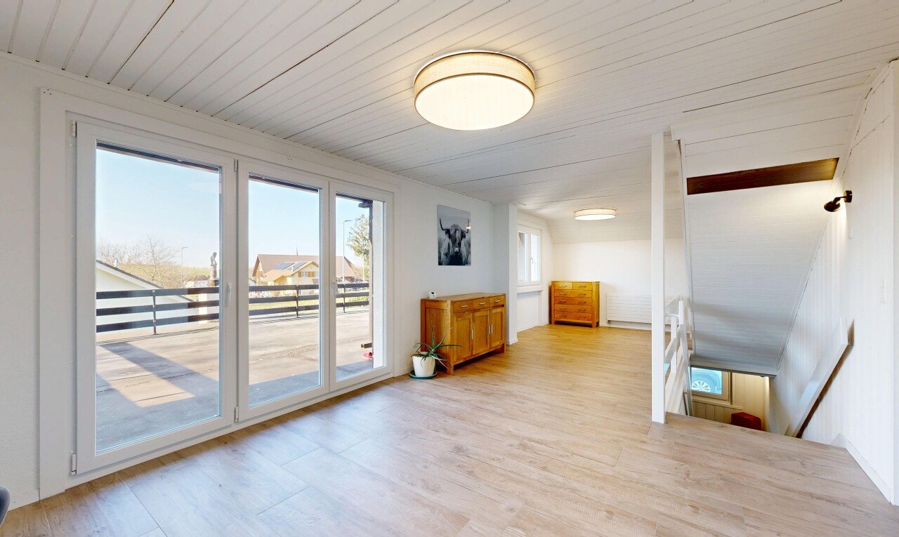 leerer raum mit natural light, natürliches licht, inside property, day time, und wood finish floor
