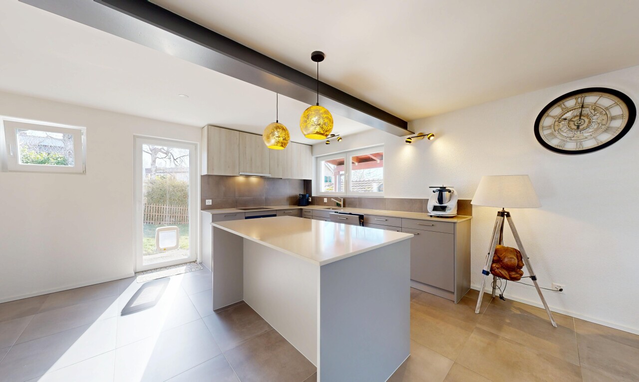 küche mit arbeitsplatten, light countertops, gipskartonwand, drywall, und light floor