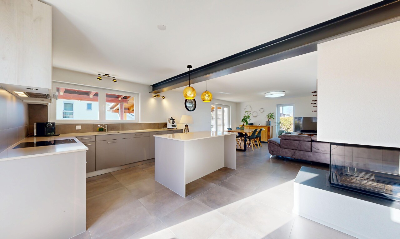 küche mit light countertops, light floor, pendelleuchte, pendant lighting, und inside property