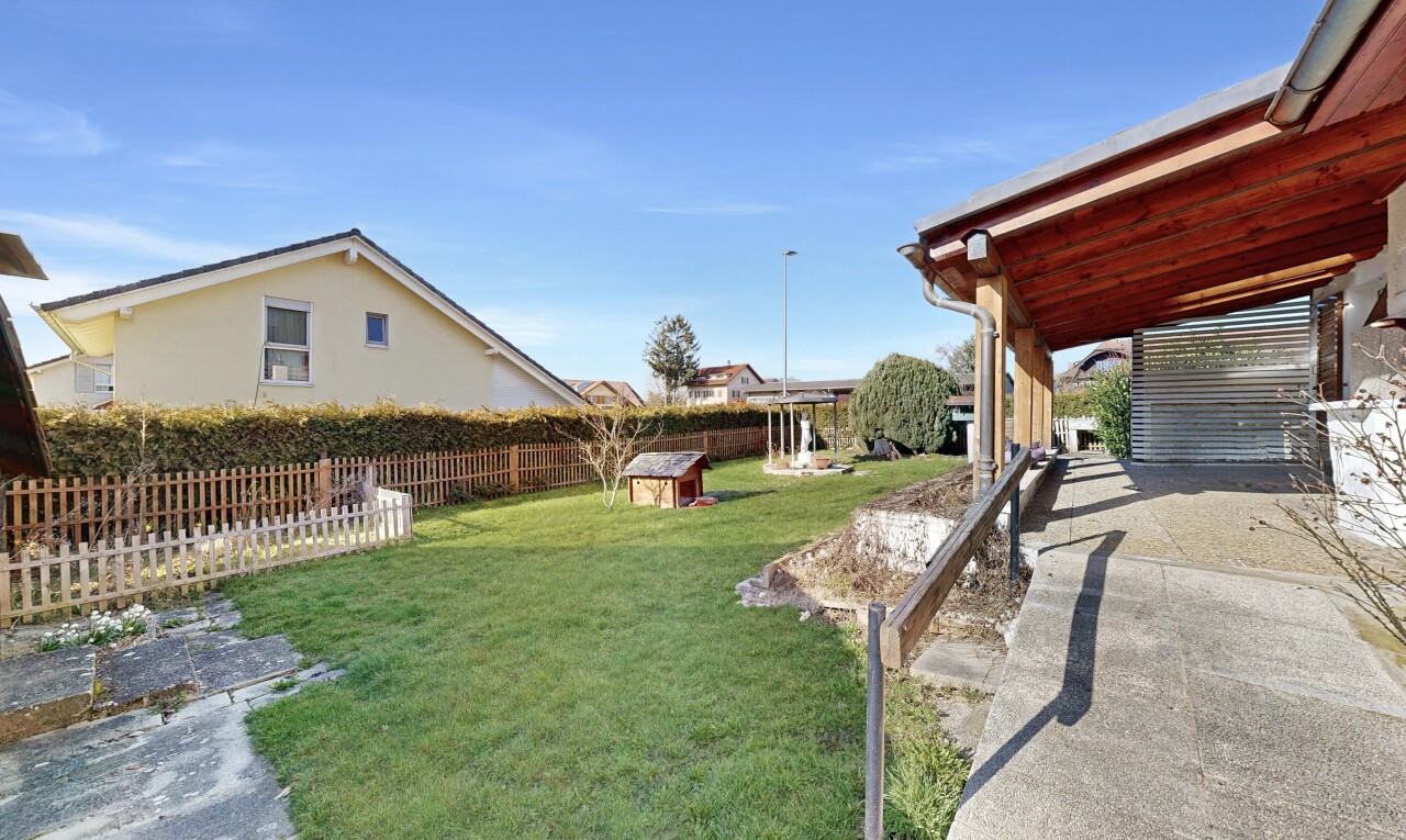 garten mit from property, rasen, day time, zaun, und terrasse