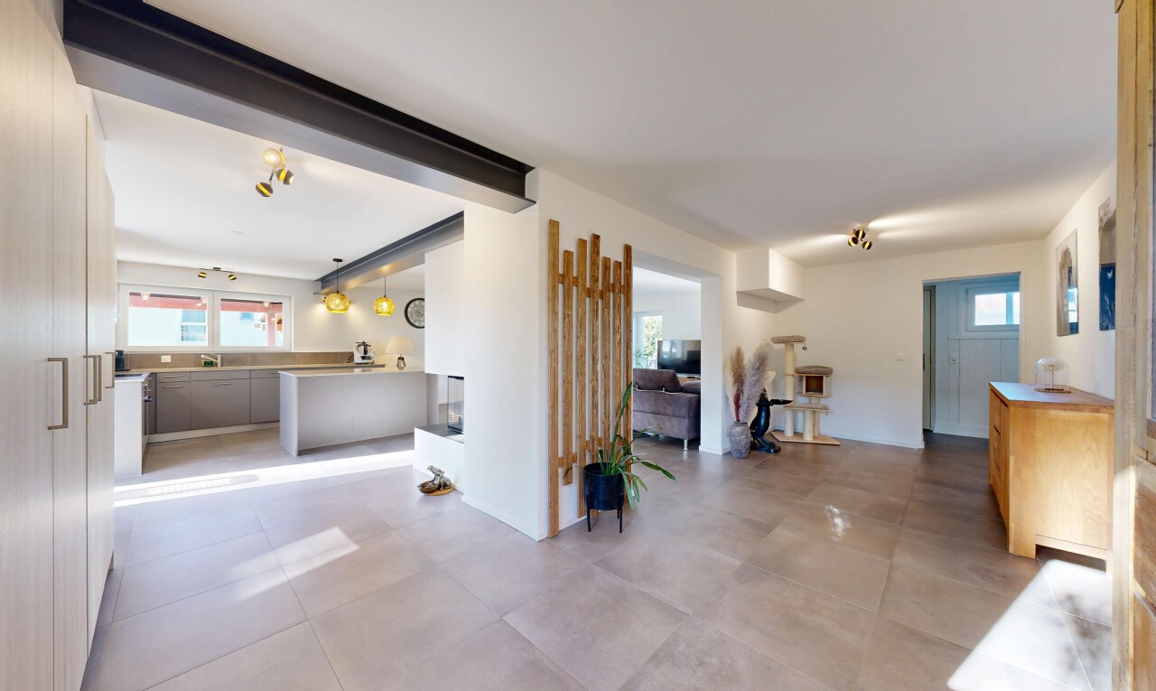 wohnzimmer mit natural light, natürliches licht, inside property, light floor, und drywall