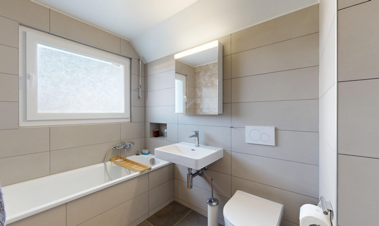 bad mit bad, komplettes badezimmer, inside property, natural light, und natürliches licht