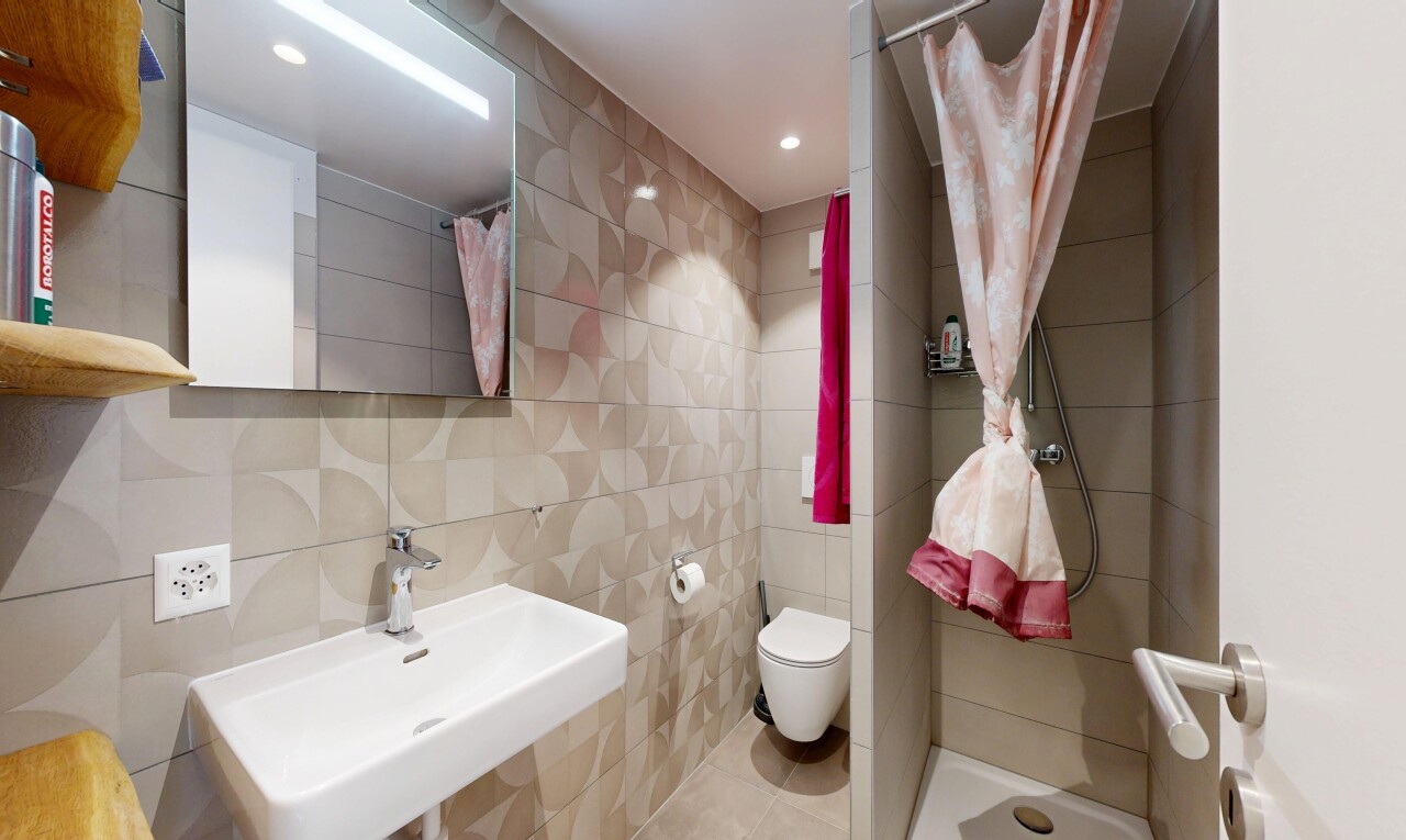 bad mit dusche, komplettes badezimmer, fliesenwand, tile wall, und spiegel