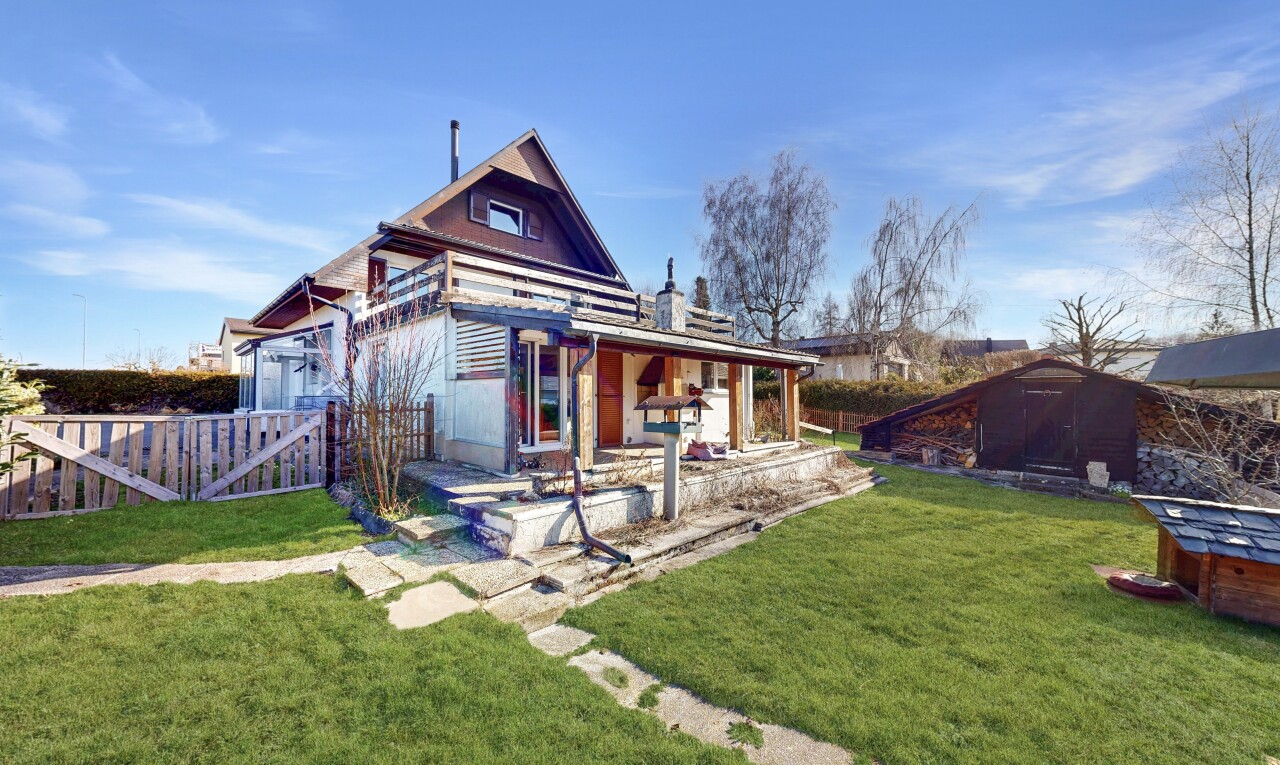 außenansicht mit from property, rasen, terrasse, day time, und zaun