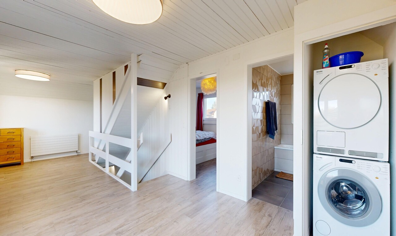 wäschekammer mit kühler, holzfußboden, wood finish floor, waschturm, und wäscherei