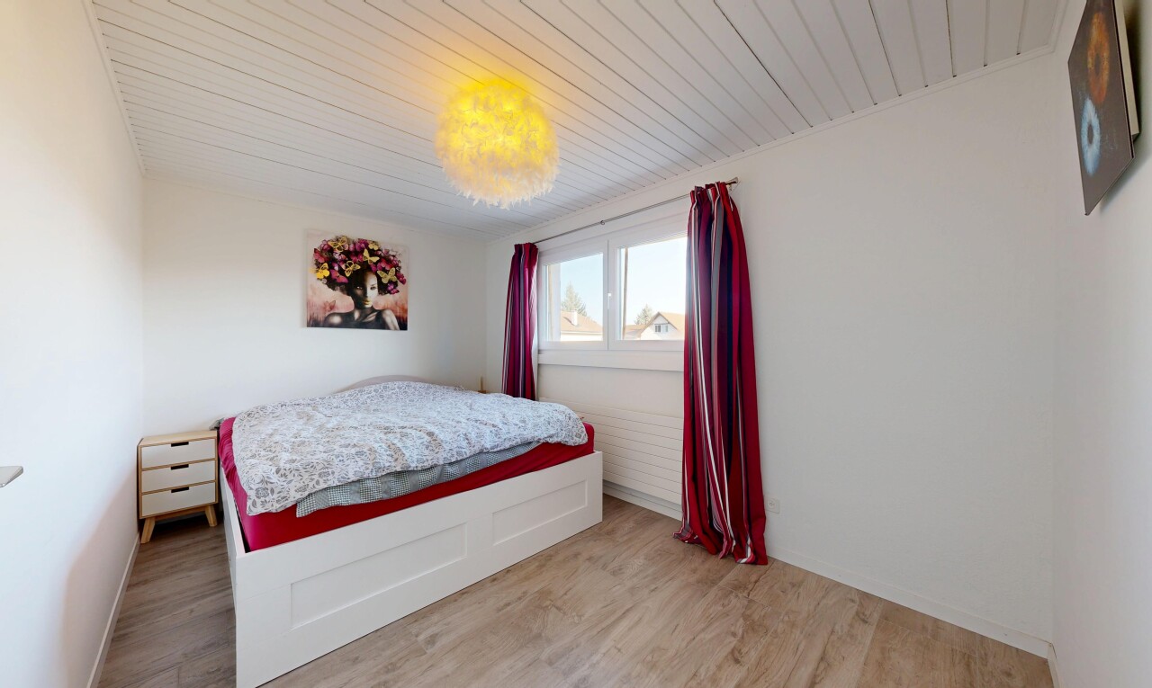 zimmer / schlafzimmer mit natürliches licht, natural light, gipskartonwand, drywall, und holzfußboden