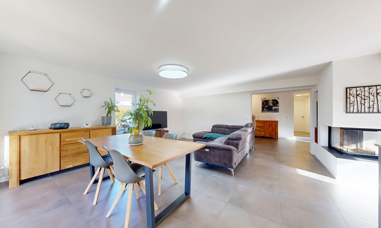 wohn- / esszimmer mit kamin, inside property, gipskartonwand, drywall, und natürliches licht