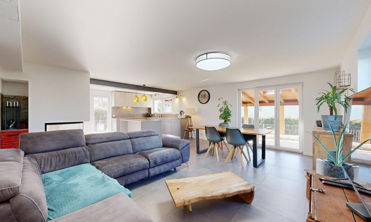 wohn- / esszimmer mit inside property, full kitchen, natural light, natürliches licht, und drywall