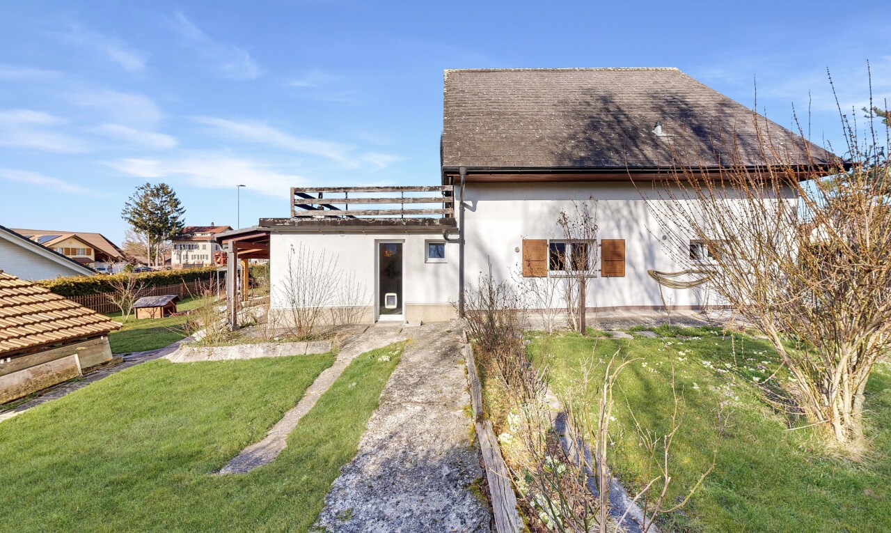 außenansicht mit rasen, day time, property visible, stuckverkleidung, und schindeldach