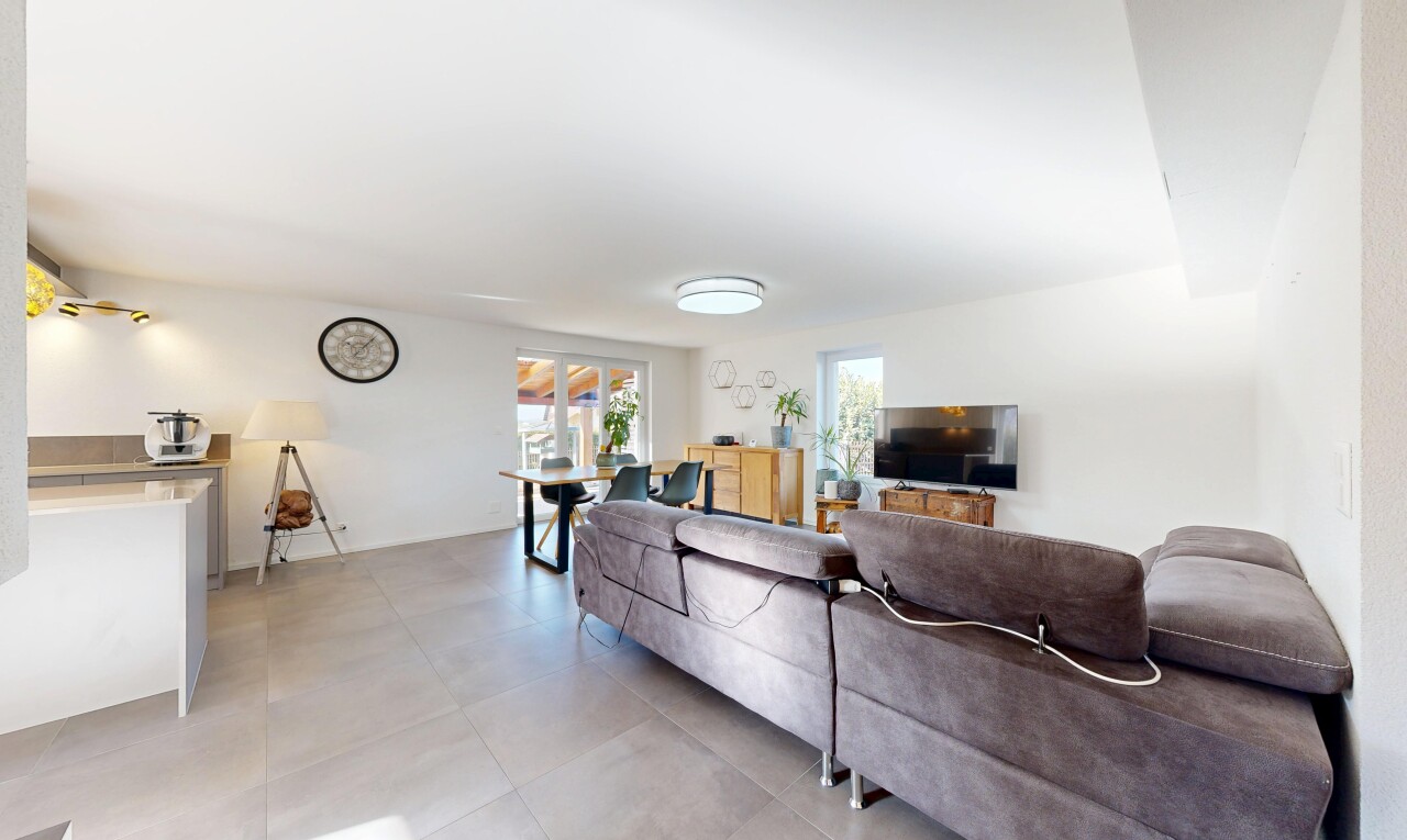 wohnzimmer mit natürliches licht, natural light, gipskartonwand, drywall, und fernseher