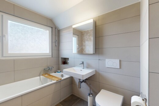 bad mit bad, komplettes badezimmer, inside property, natural light, und natürliches licht