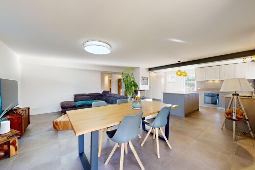 salon / salle à manger avec cloison sèche, drywall, inside property, télévision, et lumière naturelle