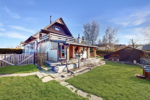 außenansicht mit from property, rasen, terrasse, day time, und zaun