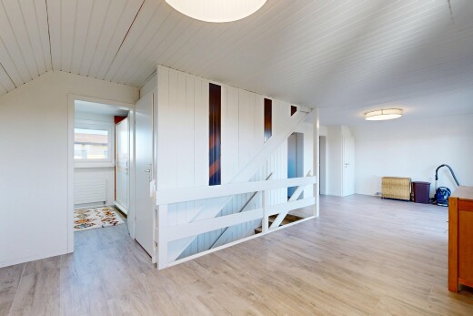 leerer raum mit holzfußboden, wood finish floor, inside property, natürliches licht, und natural light