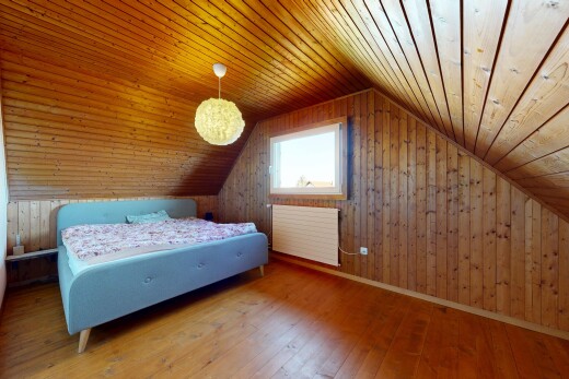 zimmer / schlafzimmer mit holzfußboden, wood finish floor, holzwand, wood wall, und zusätzliches zimmer