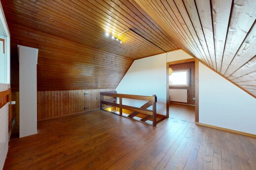 leerer raum mit holzfußboden, wood finish floor, kühler, dachschräge, und vaulted ceiling