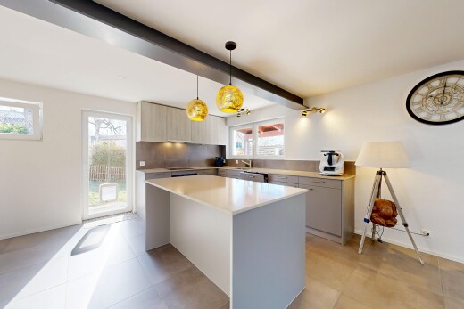 küche mit arbeitsplatten, light countertops, gipskartonwand, drywall, und light floor