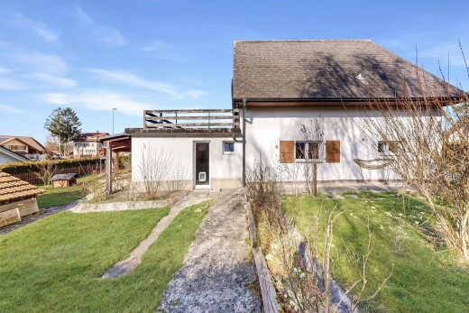 façade avec pelouse, day time, property visible, bardage en stuc, et toit en bardeaux