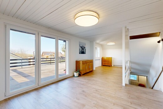 leerer raum mit natural light, natürliches licht, inside property, day time, und wood finish floor