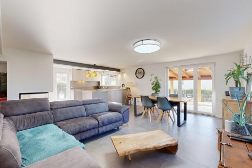 wohn- / esszimmer mit inside property, full kitchen, natural light, natürliches licht, und drywall
