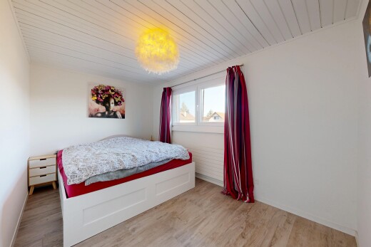zimmer / schlafzimmer mit natürliches licht, natural light, gipskartonwand, drywall, und holzfußboden