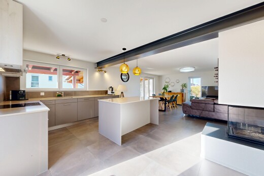 küche mit light countertops, light floor, pendelleuchte, pendant lighting, und inside property