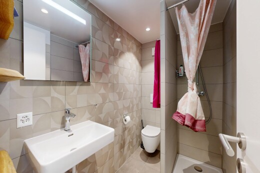 bad mit dusche, komplettes badezimmer, fliesenwand, tile wall, und spiegel
