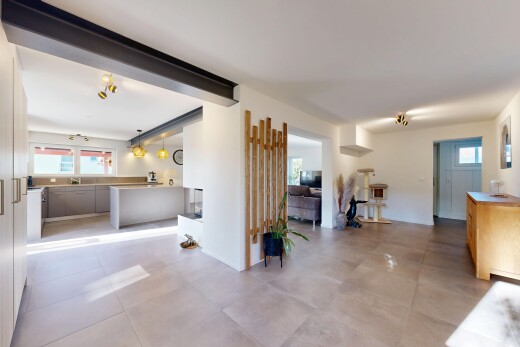 wohnzimmer mit natural light, natürliches licht, inside property, light floor, und drywall