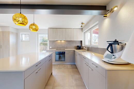 cuisine avec îlot de cuisine, kitchen island, light countertops, four, et light floor