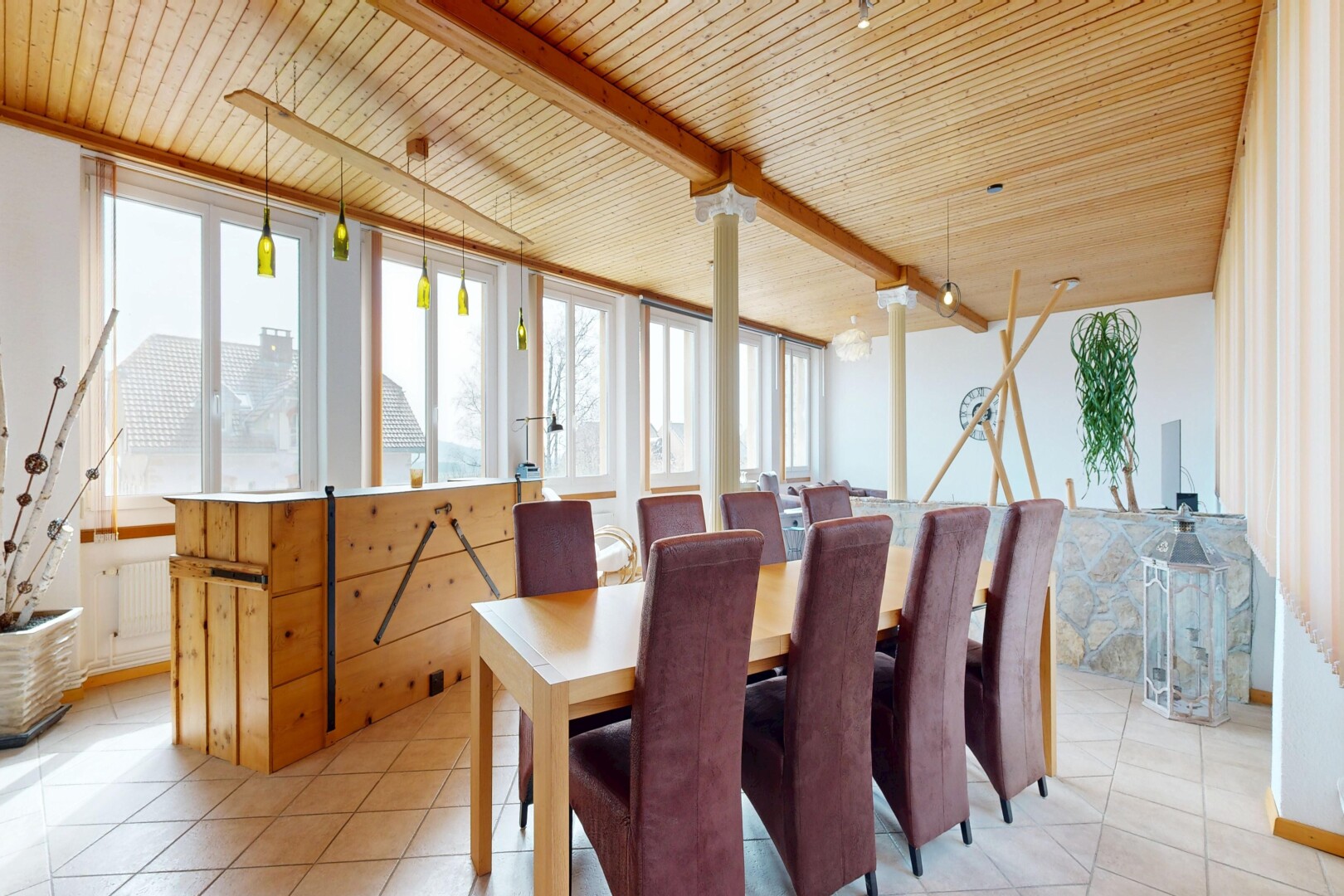 salle à manger avec lumière naturelle, natural light, inside property, sol en carrelage, et tile floor