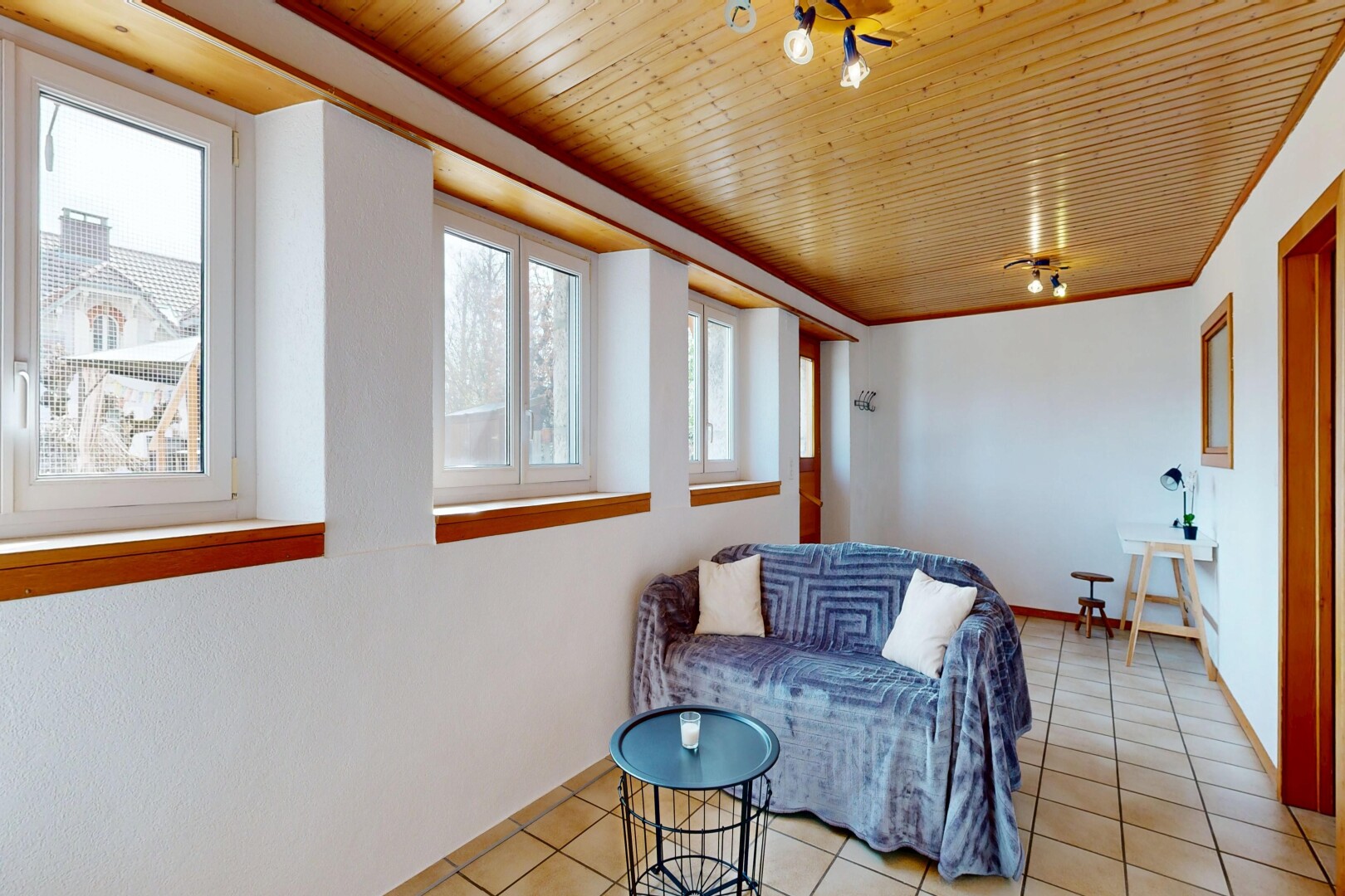 salon avec natural light, lumière naturelle, inside property, drywall, et cloison sèche
