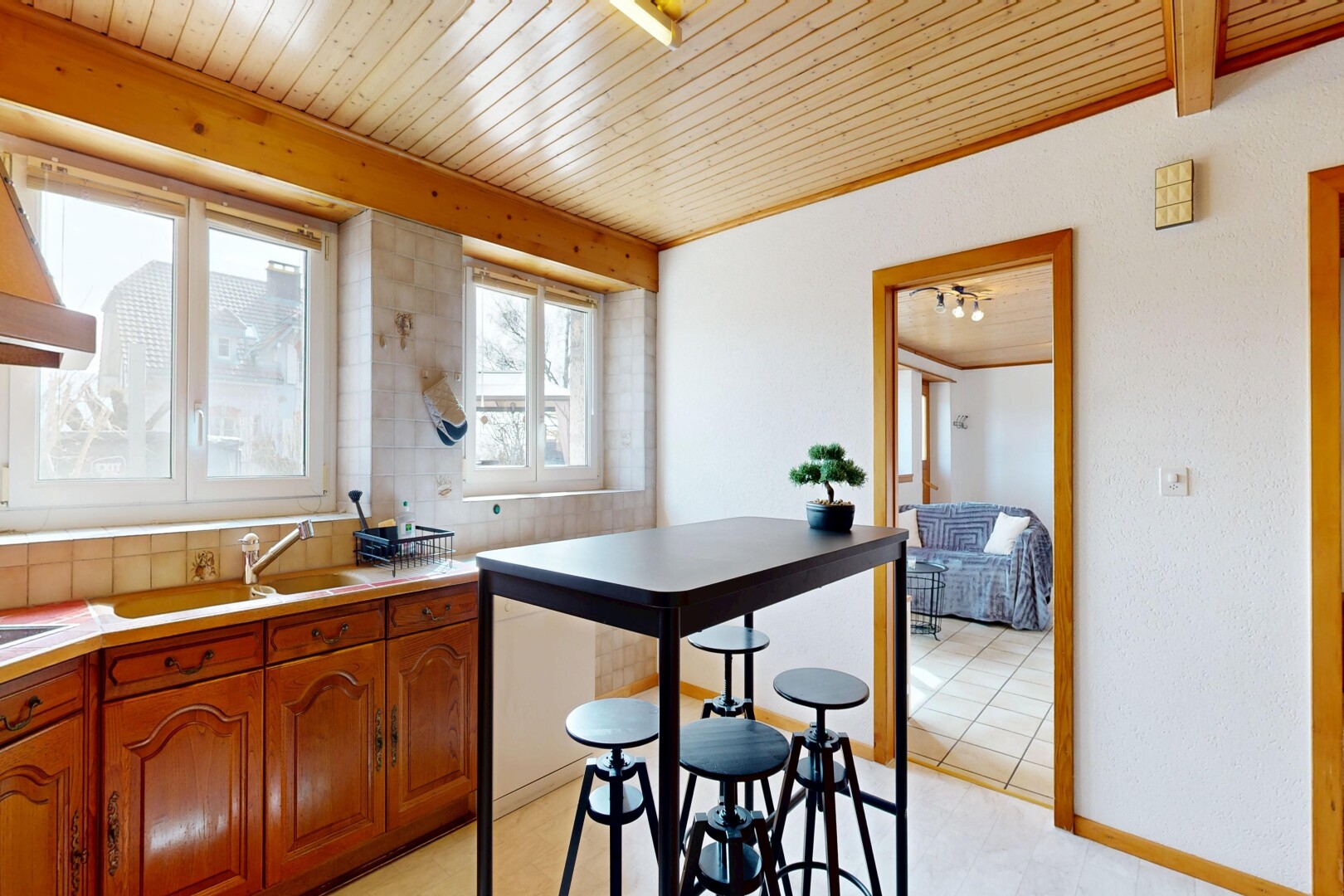cuisine avec armoires marron moyen, medium brown cabinets, light floor, armoires en arc, et arched cabinets