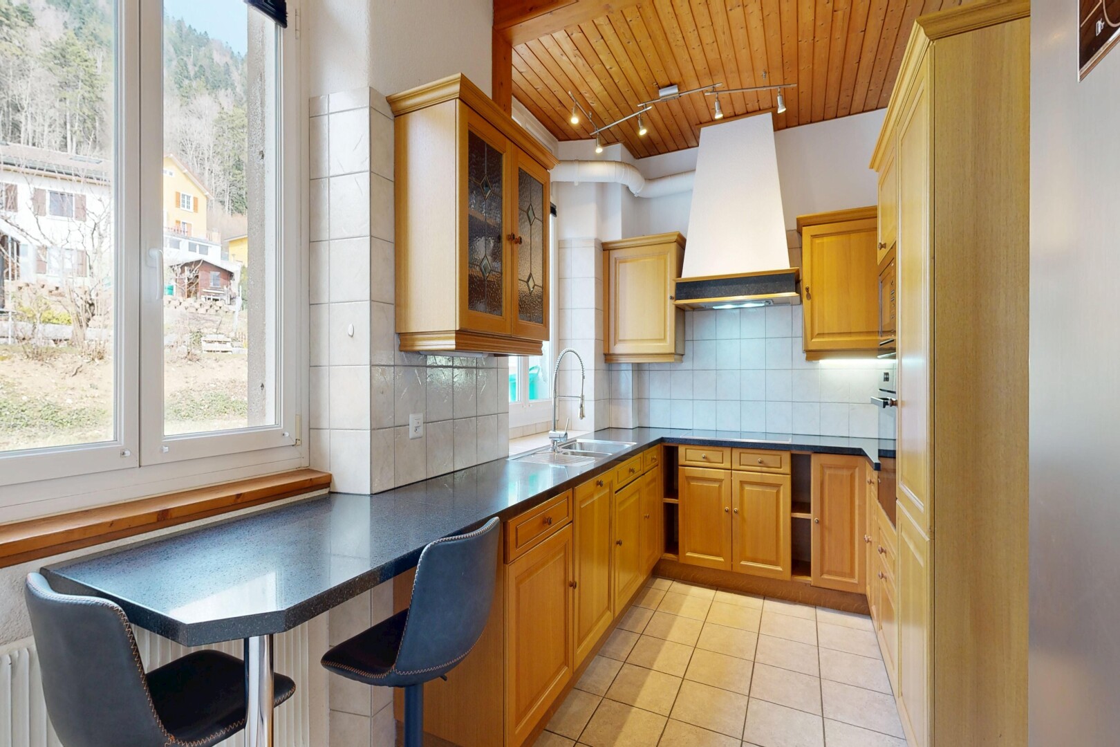 cuisine avec lumière naturelle, natural light, dosseret, backsplash, et dark countertops