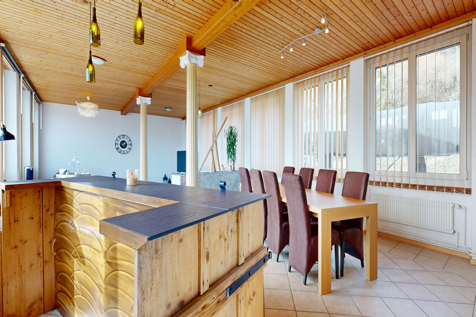 cuisine avec lumière naturelle, natural light, inside property, plans de travail en bois de boucher, et butcher block countertops