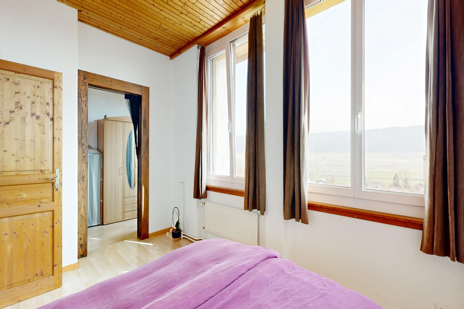 chambre avec cloison sèche, drywall, radiateur, plafond en bois, et wood ceiling
