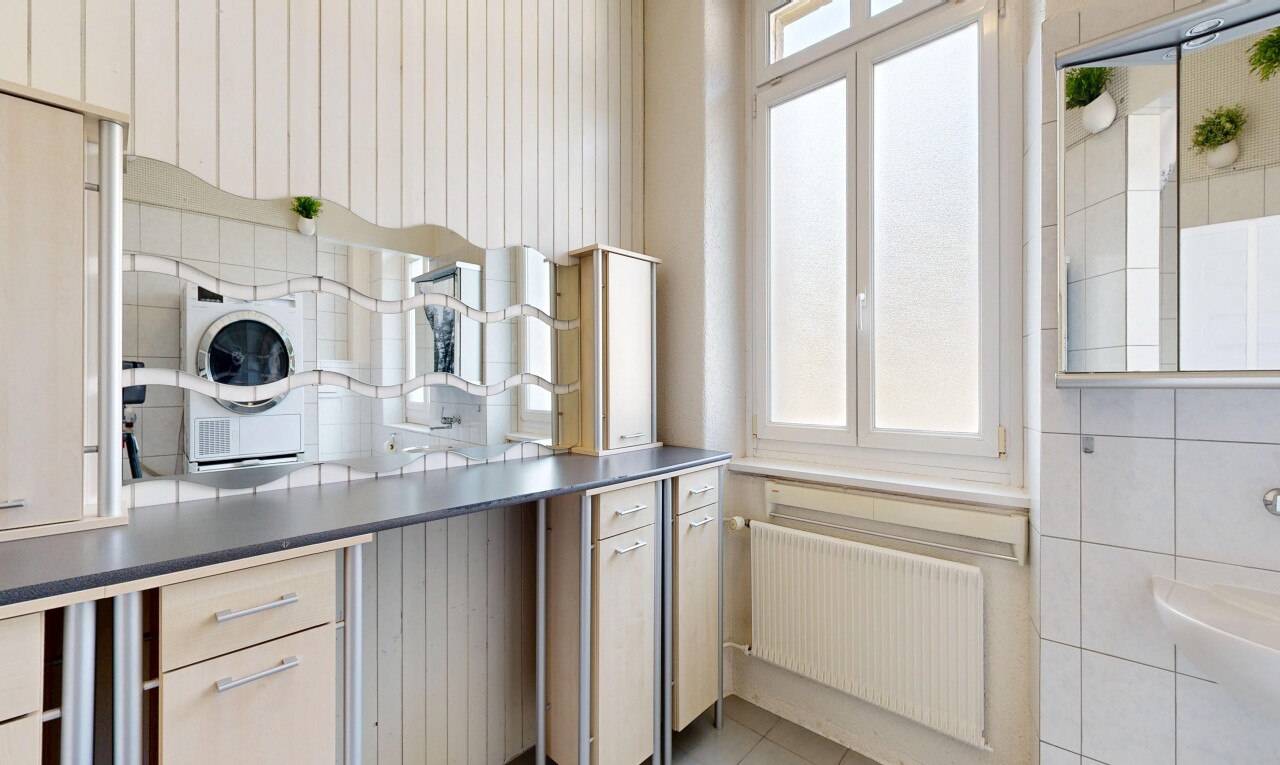 cuisine avec radiateur, inside property, lave-linge et sèche-linge, lumière naturelle, et natural light