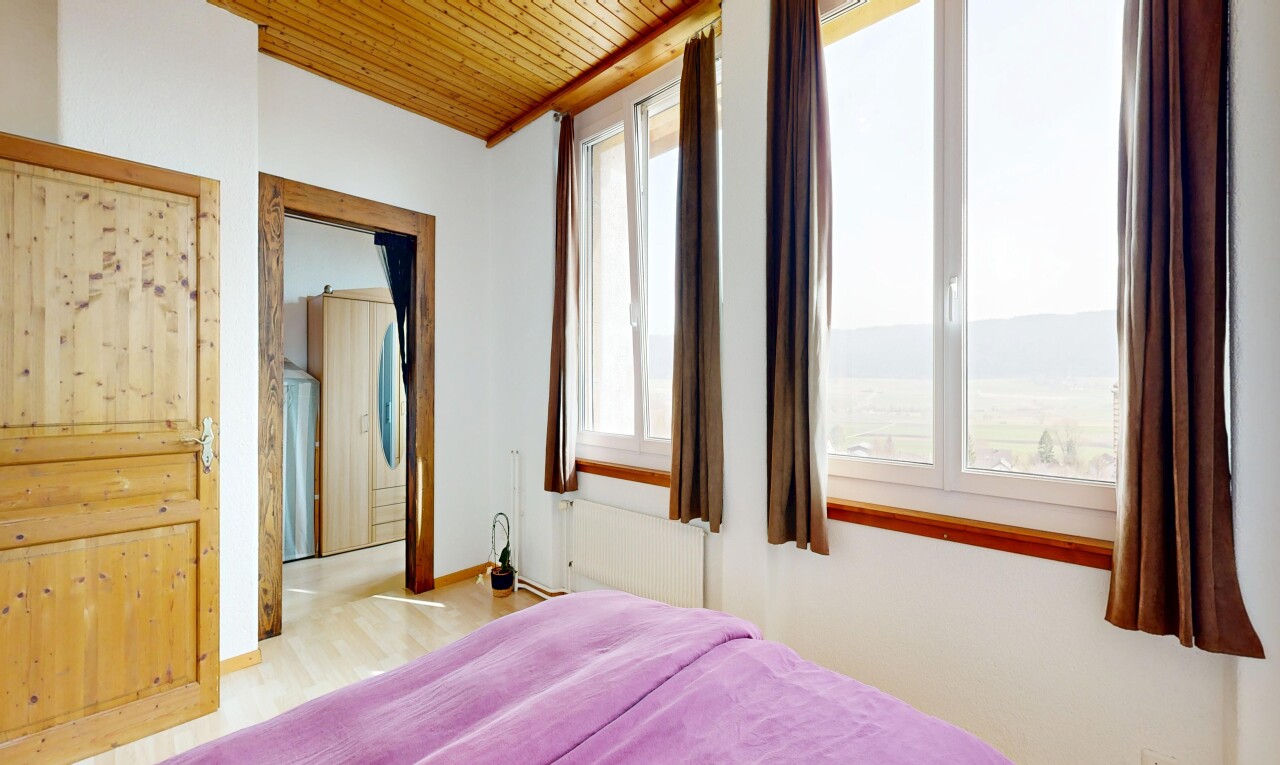 chambre avec cloison sèche, drywall, radiateur, plafond en bois, et wood ceiling
