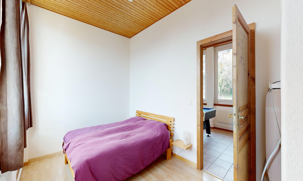 chambre avec inside property, drywall, cloison sèche, natural light, et lumière naturelle