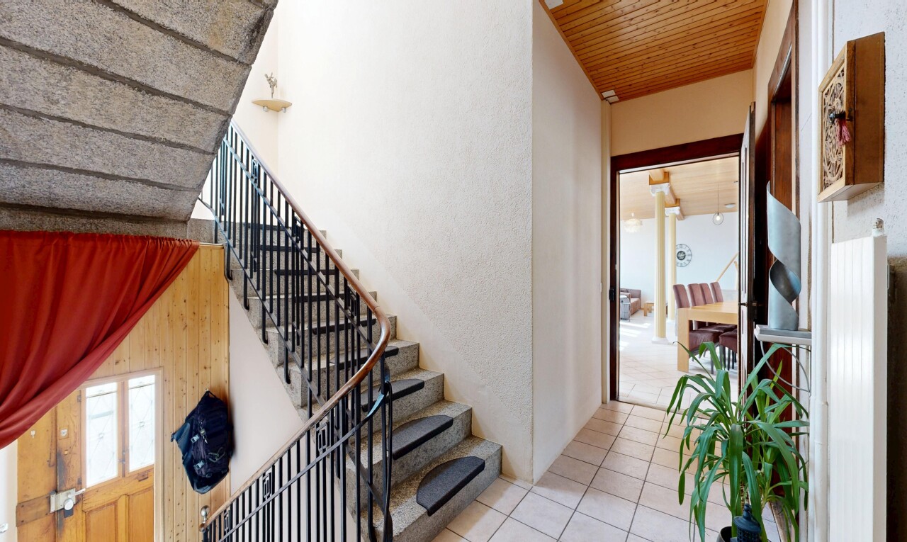 escaliers avec escaliers, plafond en bois, wood ceiling, sol en carrelage, et tile floor