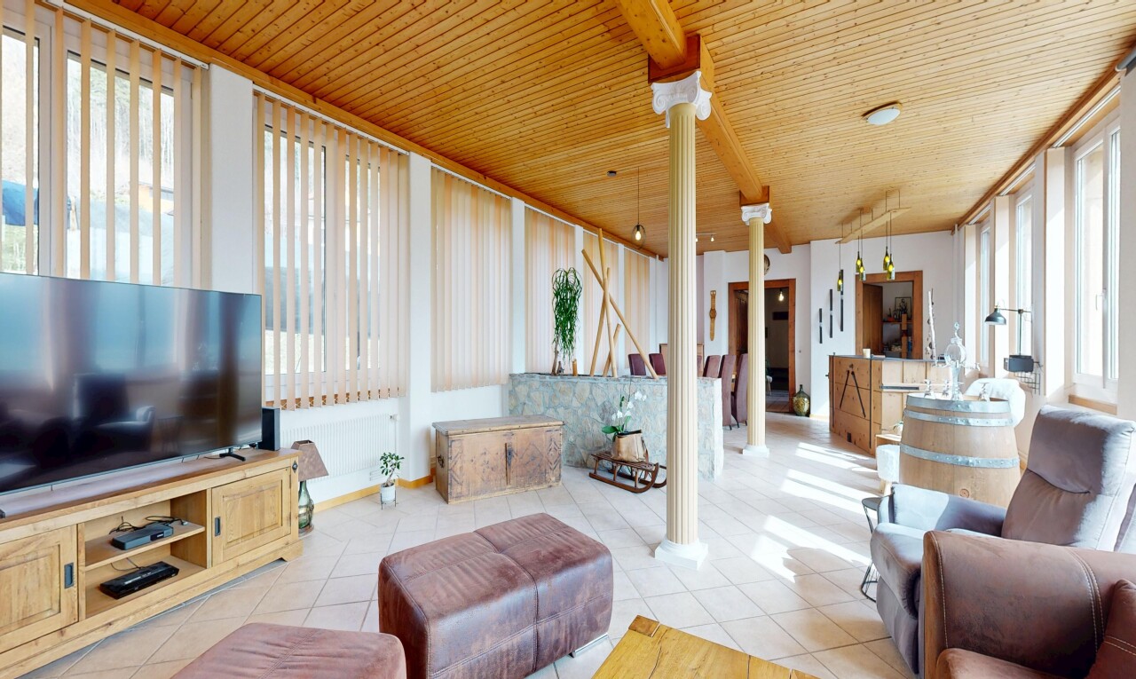 salon avec lumière naturelle, natural light, télévision, inside property, et sol en carrelage