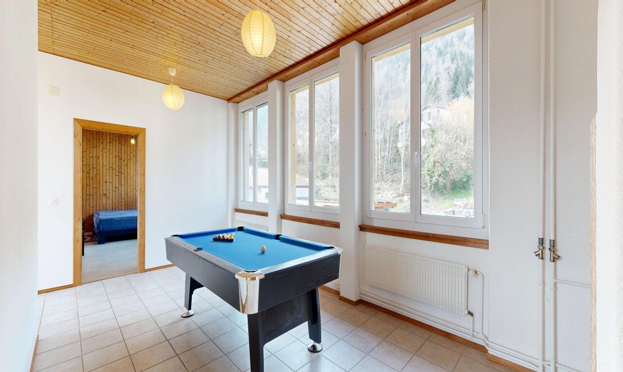 espace intérieur avec radiateur, billard, lumière naturelle, natural light, et inside property