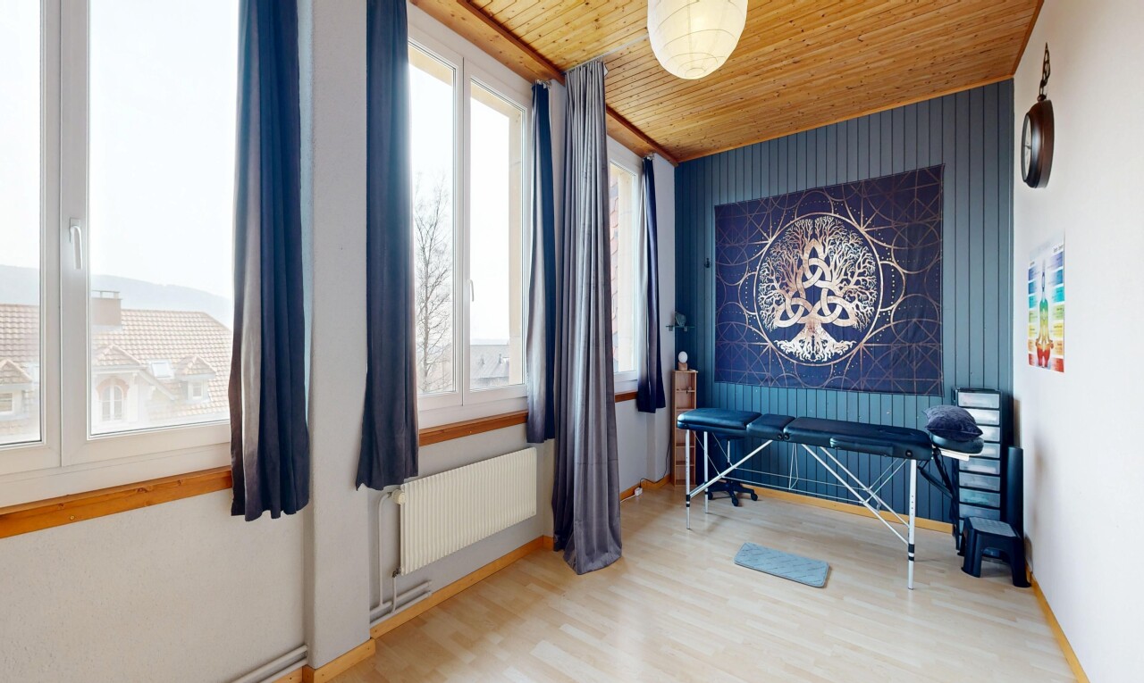 chambre avec wood finish floor, sol en finition bois, radiateur, natural light, et lumière naturelle