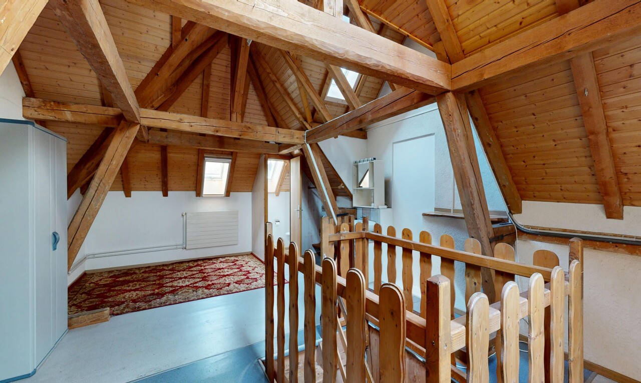 escaliers avec inside property, beamed ceiling, plafond à poutres, wood ceiling, et plafond en bois