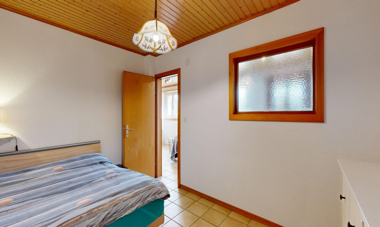 chambre avec inside property, light floor, cloison sèche, drywall, et plafond en bois