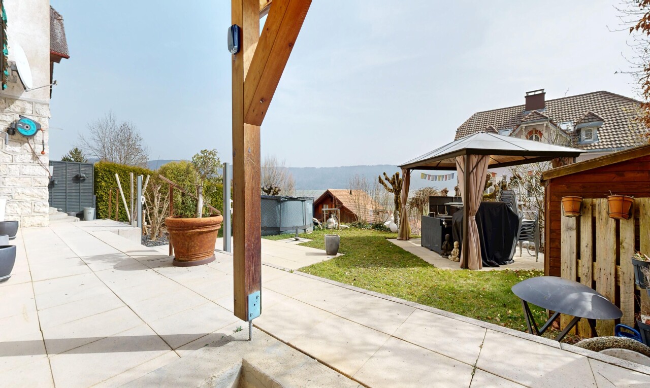 terrasse avec kiosque, terrasse, gril, pelouse, et day time